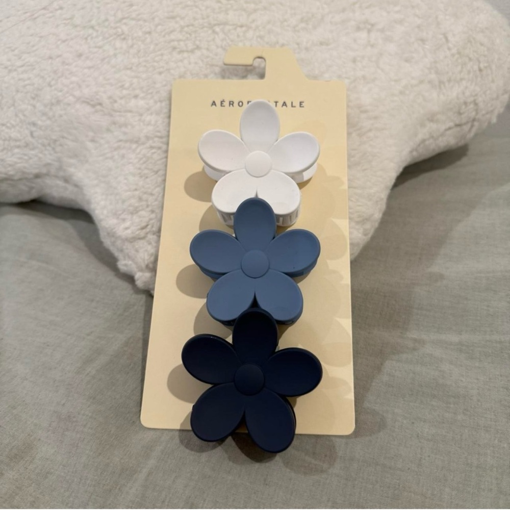 Aeropostale Set of 3 Flower Hair Claw Clips - White, Blue, Navy